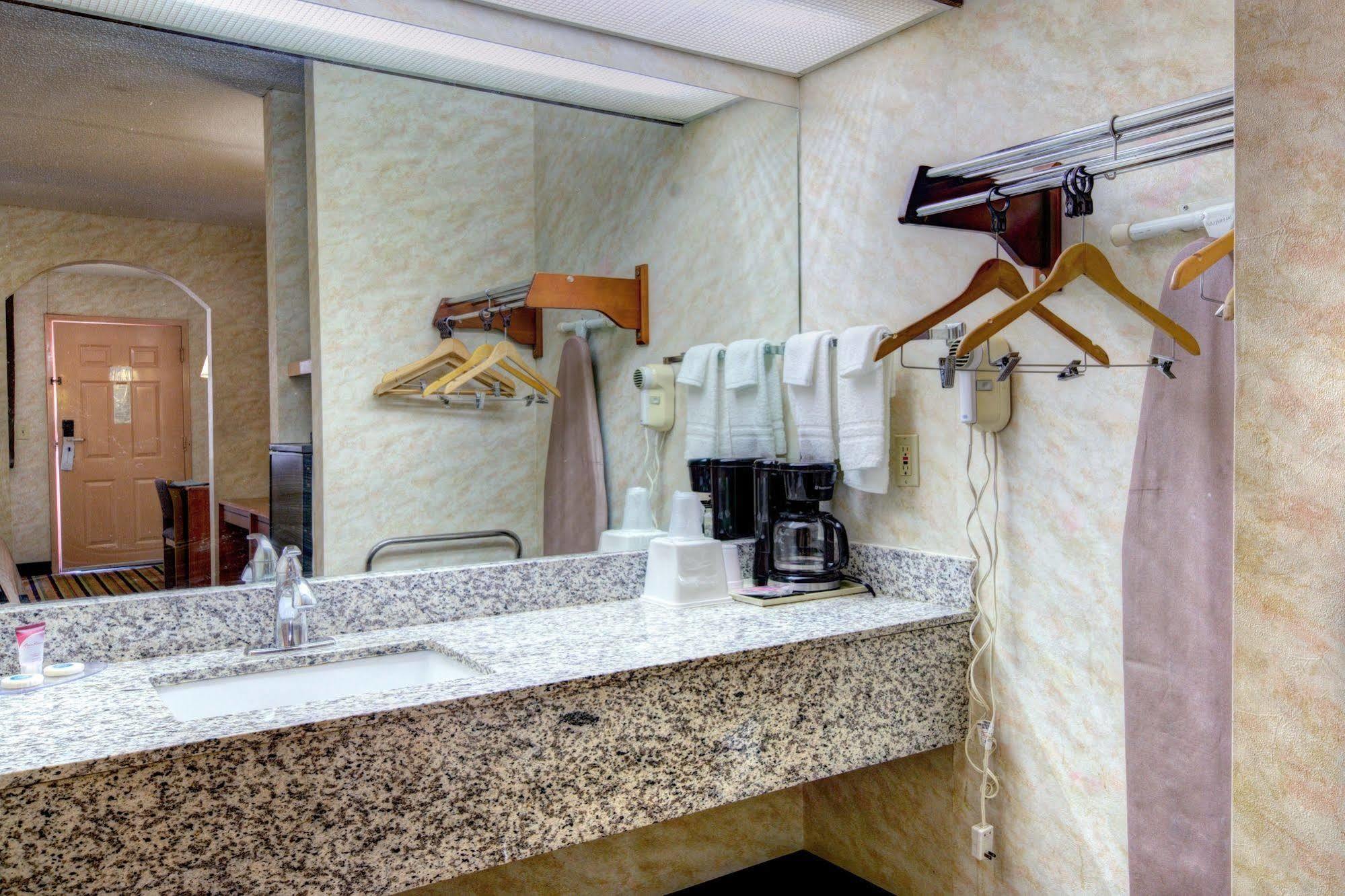 Red Roof Inn & Suites Athens, Al Luaran gambar
